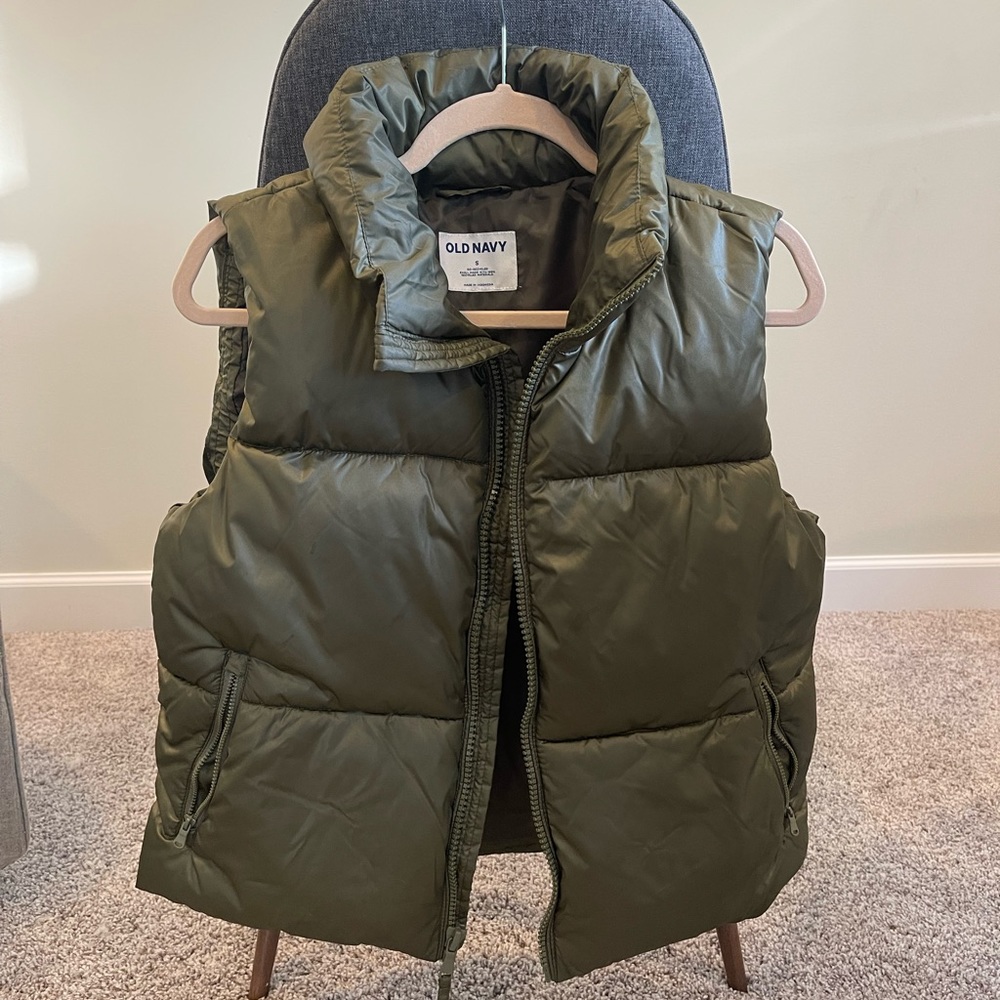 Old Navy Puffer Vest - size small